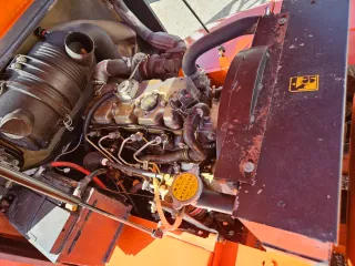 Carretilla elevadora 4x4 naranja