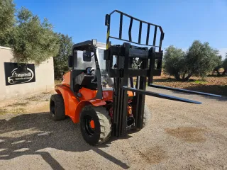 Carretilla elevadora 4x4 naranja