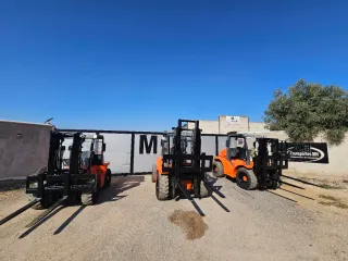 Carretilla elevadora 4x4 naranja