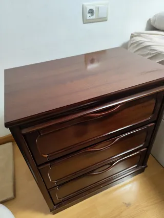 Comodino in legno massello con 3 cassetti