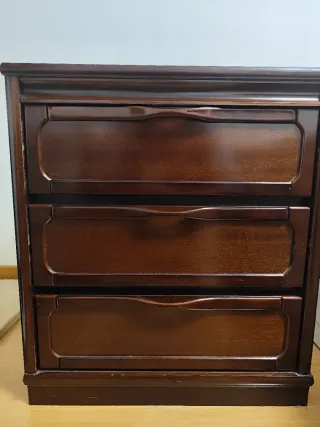 Comodino in legno massello con 3 cassetti