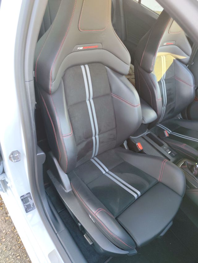 Ford Focus ST 2025 3 mantenimientos incluidos