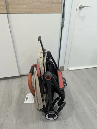 Carro de bebé color beige