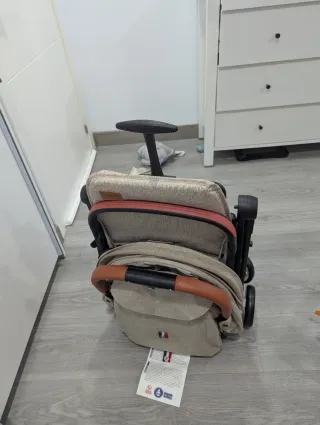 Carro de bebé color beige