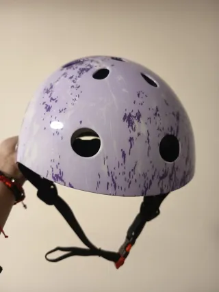 Casco infantil morado con diseño