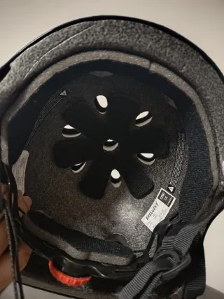 Casco infantil morado con diseño