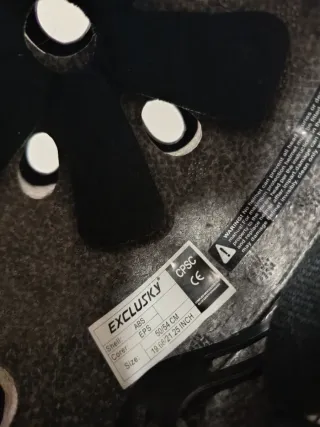 Casco infantil morado con diseño