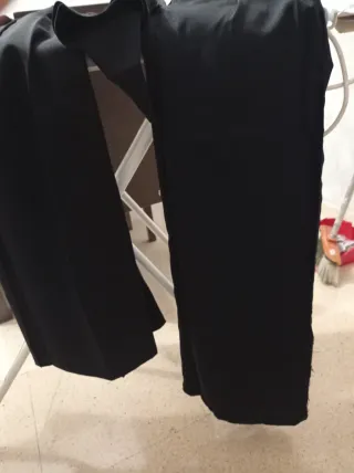 Due abiti, uno più grande e due camicie per bambini