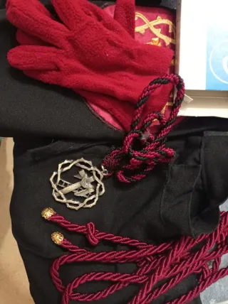 Due abiti, uno più grande e due camicie per bambini