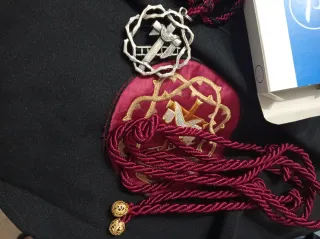 Due abiti, uno più grande e due camicie per bambini