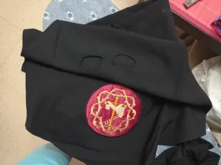 Due abiti, uno più grande e due camicie per bambini