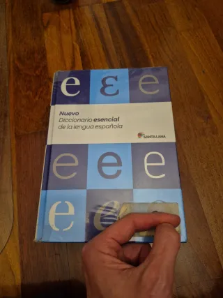 NUEVO DICCIONARIO ESENCIAL DE LA LENGUA ESPAÑOL...