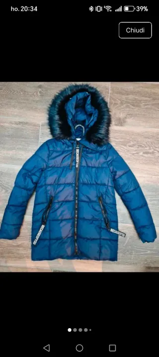 Piumino blu con cappuccio e pelliccia