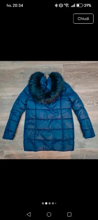 Piumino blu con cappuccio e pelliccia