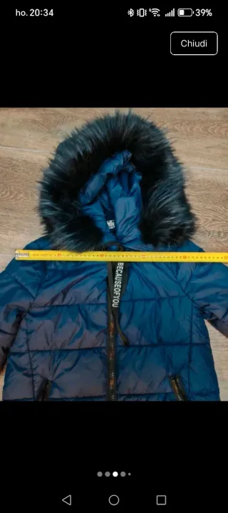 Piumino blu con cappuccio e pelliccia