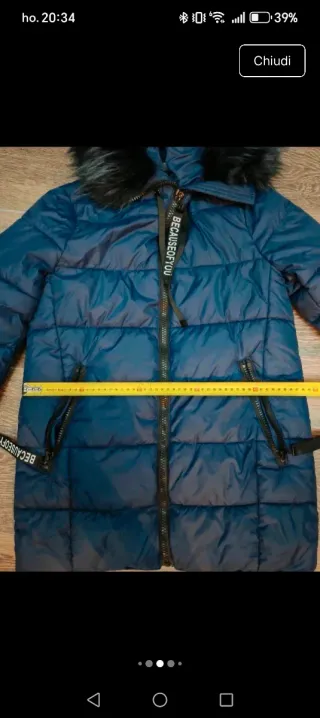 Piumino blu con cappuccio e pelliccia