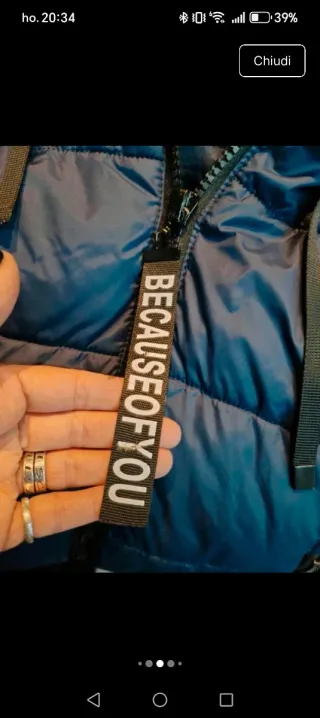 Piumino blu con cappuccio e pelliccia