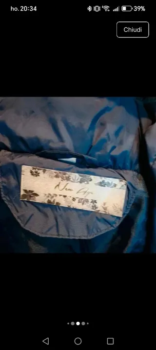 Piumino blu con cappuccio e pelliccia