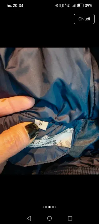 Piumino blu con cappuccio e pelliccia