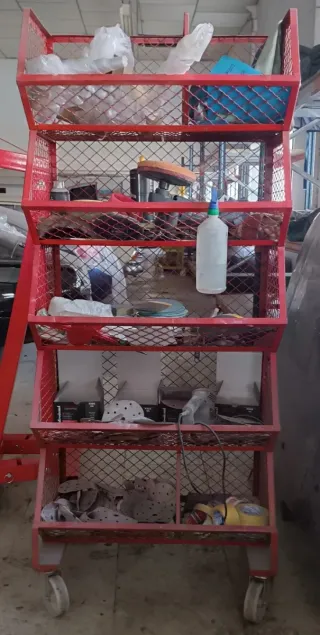 Estantería metálica con ruedas