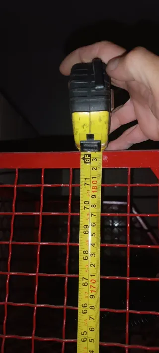 Estantería metálica con ruedas