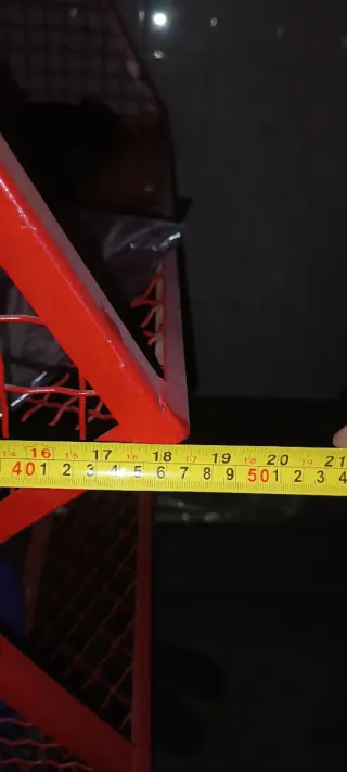 Estantería metálica con ruedas