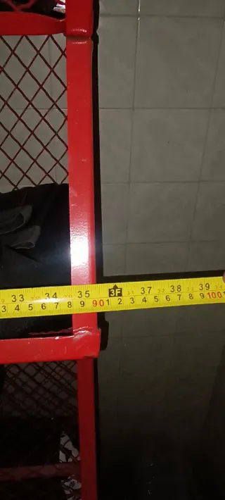 Estantería metálica con ruedas