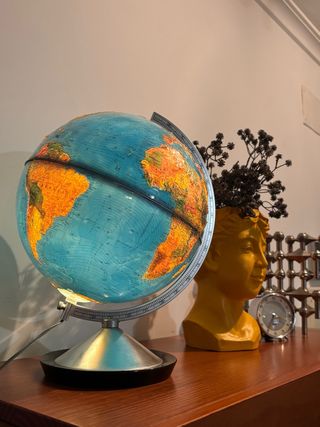 Globo terráqueo vintage iluminado