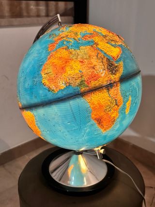 Globo terráqueo vintage iluminado