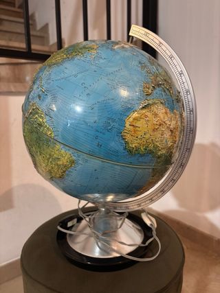 Globo terráqueo vintage iluminado