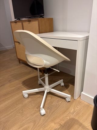 Escritorio IKEA MICKE blanco y silla beige