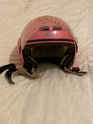 Casco de moto rosa con visera