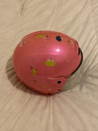 Casco de moto rosa con visera