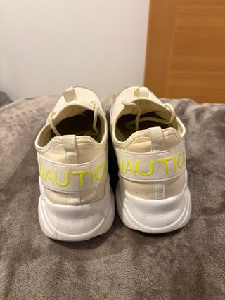 Zapatillas Nautica Blancas y amarillas