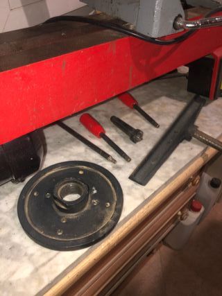 Torno para madera con herramientas