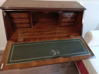 Escritorio antiguo de madera con detalles