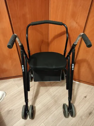 Andador con asiento y ruedas