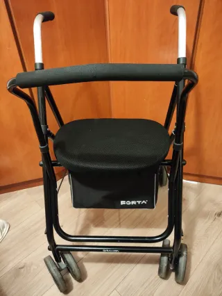 Andador con asiento y ruedas