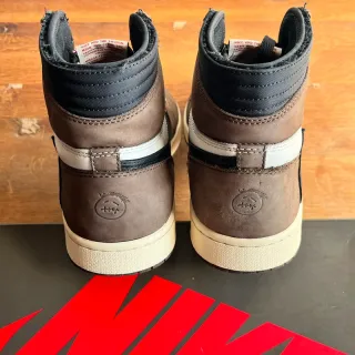 Jordan 1 High Travis Scott Dark Mocha Talla 44