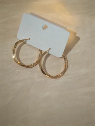 Orecchini a cerchio sottili sfaccettati lucidi