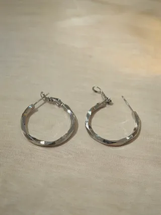 Orecchini a cerchio sottili sfaccettati lucidi