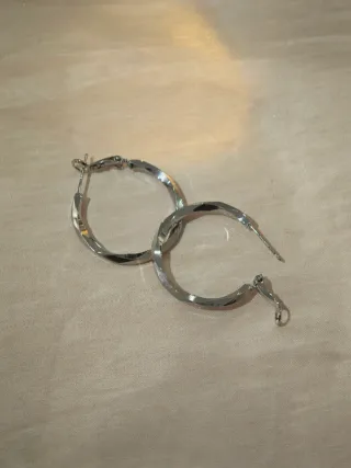 Orecchini a cerchio sottili sfaccettati lucidi