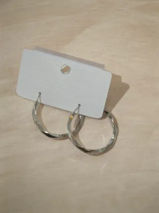 Orecchini a cerchio sottili sfaccettati lucidi