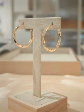 Orecchini a cerchio sottili sfaccettati lucidi