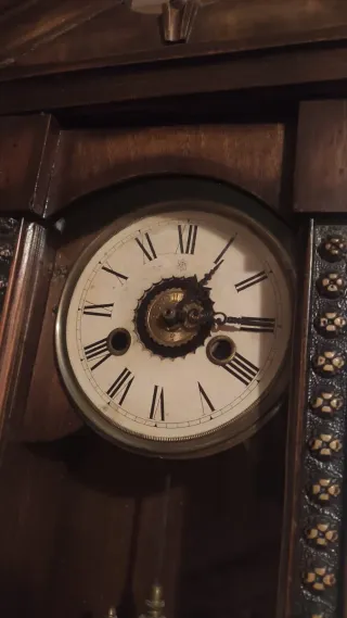Reloj de pared antiguo de madera