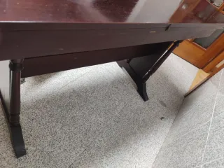 Mesa vintage de madera oscura