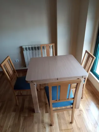 Mesa y 4 sillas de madera