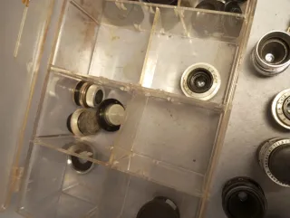 Caja de lentes de cine antiguas y tapas