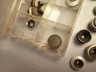 Caja de lentes de cine antiguas y tapas