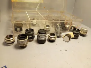 Caja de lentes de cine antiguas y tapas